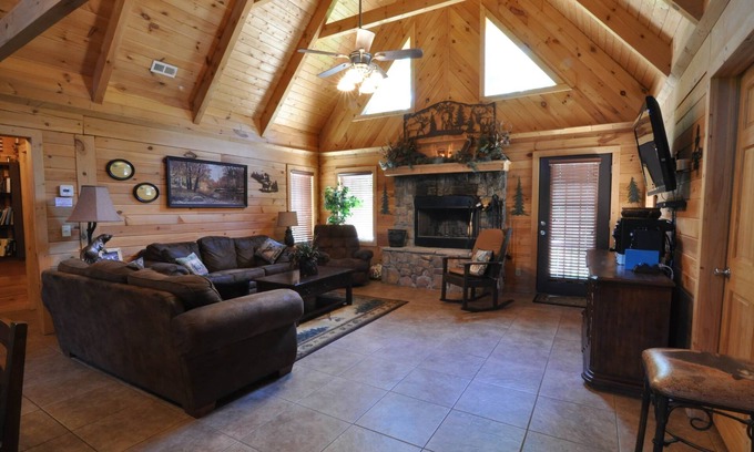 Branson Cedars Cabin | Timber Mountain Lodge, Private Hot Tub .1 Mi to Thunder Ridge; 10 min Branson