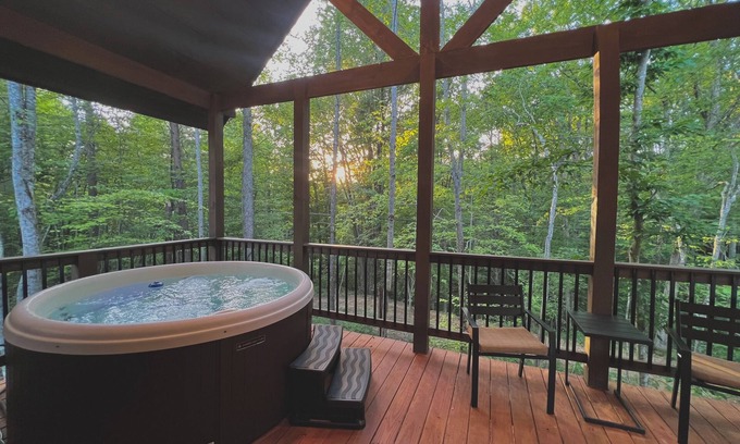 Saint Helens Cabin | Timber Pines at Red River Gorge :1bd/1bth + loft KING beds, Hot Tub & Fire-pit