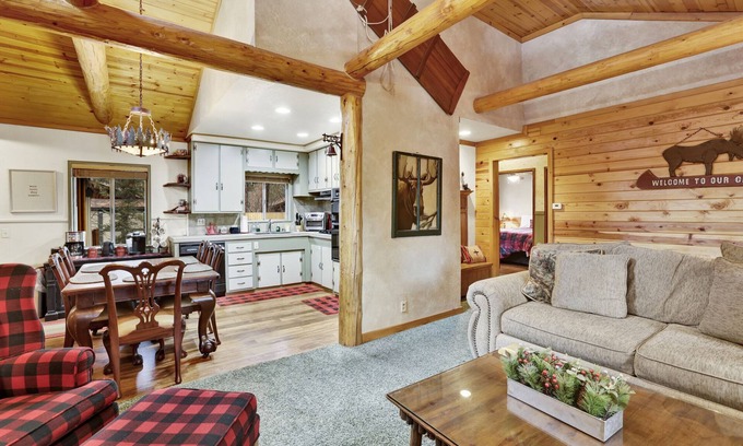 Boulder Bay Cabin | Timber Pines Chalet Retreat Cottage w/Hot Tub