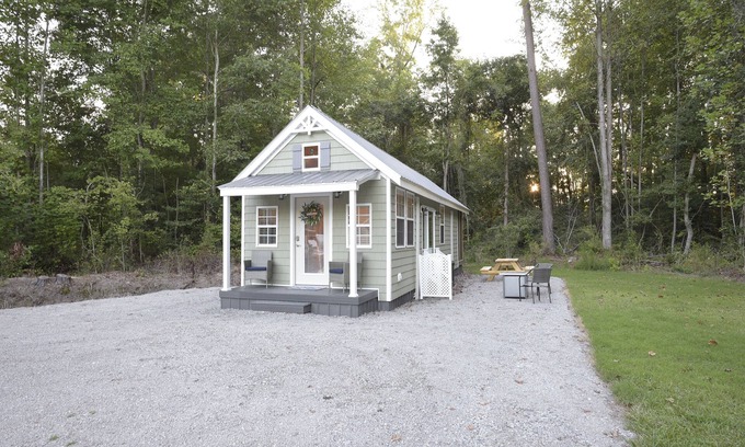 Durants Neck Cottage | ~Timber Tiny House~ Screen Porch~ Fire Pit~ Private Driveway~ Country Getaway~