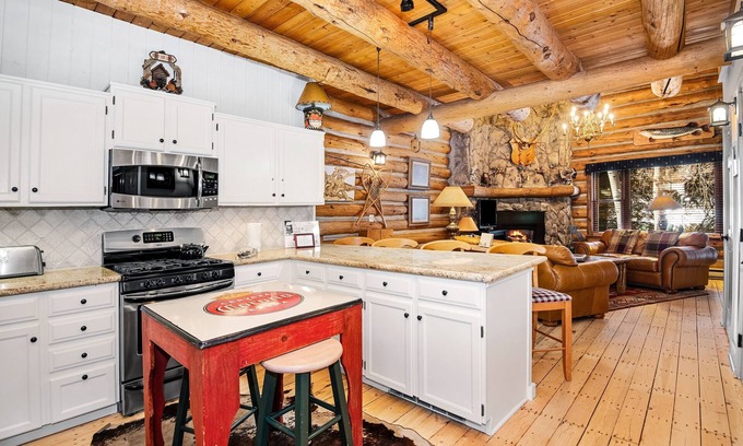 Timbercreek Lodges Cabin | Timbercreek #8b 2 Bedroom Home by RedAwning