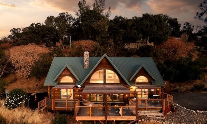 Kelseyville Cabin | TimberTales - A cozy log cabin with magical lakeviews