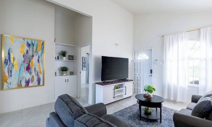 Discovery Bay House | Timeless 2BD&2BTH Gated Community @ Discovery Bay