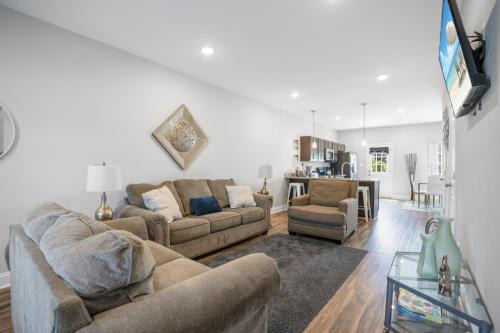 Clarksville House | Timeless Escape Family Friendly Free Wi-Fi and Parking