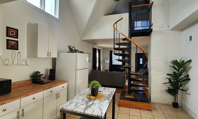 Tremont Apartment | Timeless Tremont-2 Bdrm near Downtown Cle