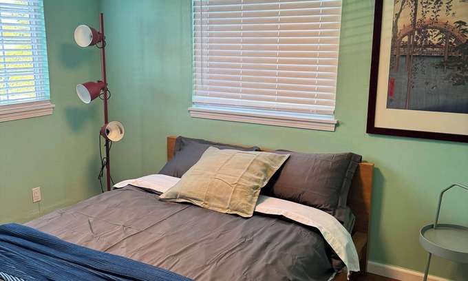 East Palo Alto House | Timia: Spacious, charming 1-bedroom in a community style house in Prime location