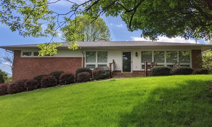 Canton House | Tin Cup Hideaway- Comfy Ranch 3BR 2BA, cozy private porch with Hot Tub| Golfing