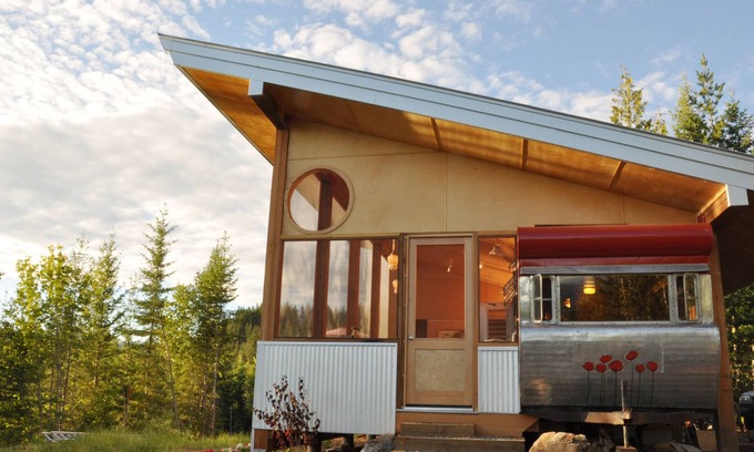 Mara Cabin | Tin Poppy ~ Retro-Modern Forest Cabin + WIFI in the Larch Hills near Salmon Arm