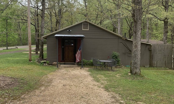 Arcadia Cabin | Tin Roof Cottage- Sleeps 10