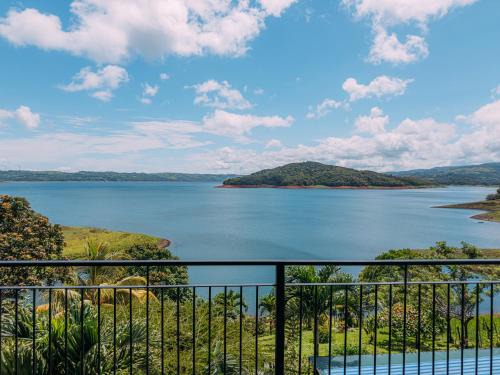 Arenal Hotel | Tinajas Arenal Lakefront Lodge