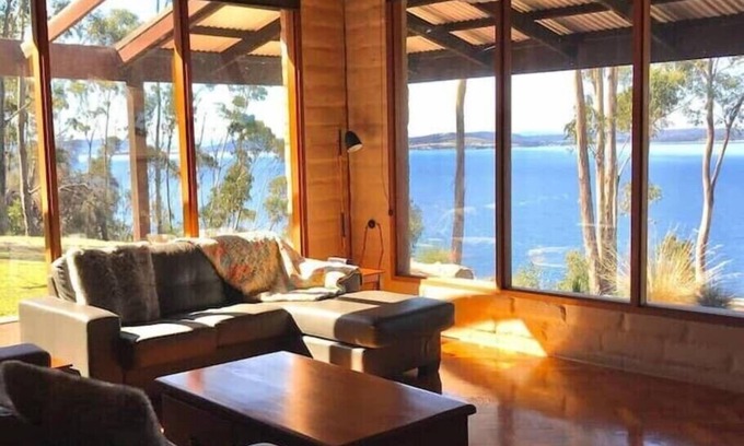 Tinderbox House | Tinderbox Cliff House Waterside 25mins to City.