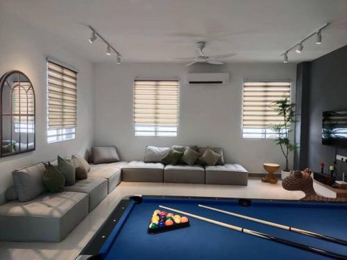 Pasir Pinji House | Tints of Green Pool Bungalow-6 Bedroom-Karaoke-BBQ