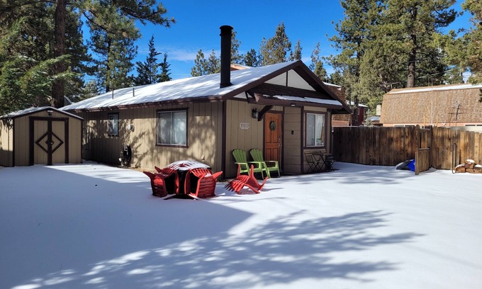 Peter Pan House | Tiny Bear Cabin Family Retreat 2br/1.5ba/Wi-Fi
