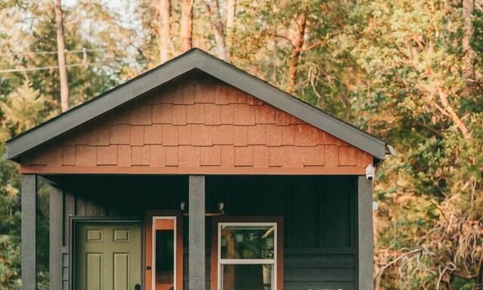 Grants Pass House | Tiny Cabin Retreat w/Hot Tub & Alpacas Rescue