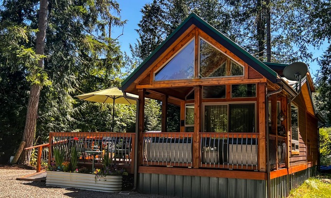 Lakebay Cabin | Tiny Cabin Retreat in Forest– Private Nature Escape! -Near Beaches & Trails