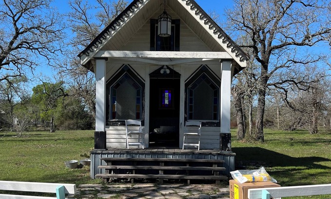Garfield Cabin | Tiny Chapel Glamping 20 Minutes from ATX, 10 Minutes from COTA.