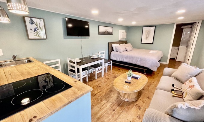 Fairfield Cottage | Tiny Home all to yourself 1hr from OBX