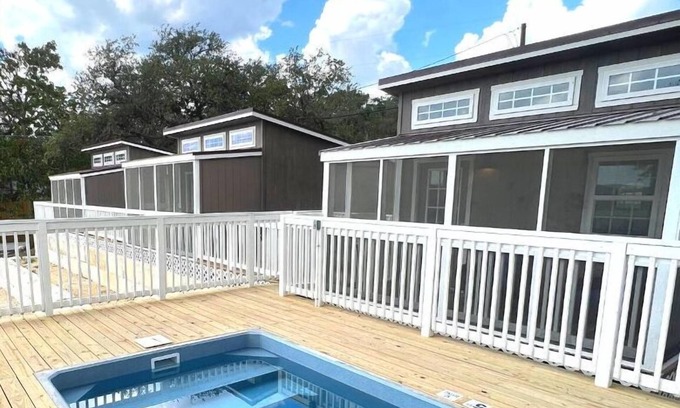 Lakehills Cabin | Tiny Home at Medina Lake (w/Hot Tub & Pool)