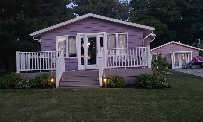 North East Cottage | Tiny Home Guest House - just steps to Lake Erie