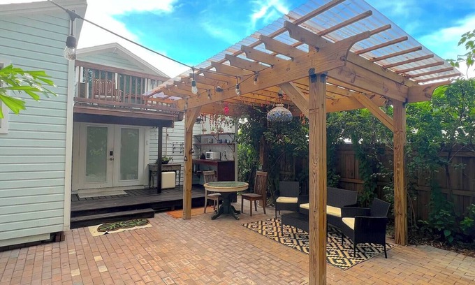 Bearss Plaza Apartment | Tiny Home Hideaway | Patio Pet-Friendly