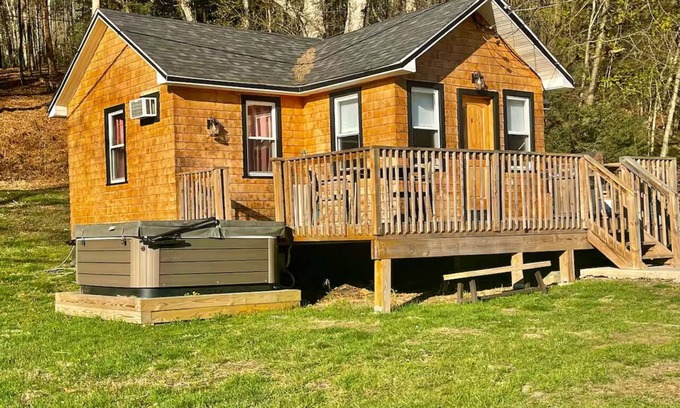 Ellenville Cabin | Tiny Home, King Bed & Hot Tub