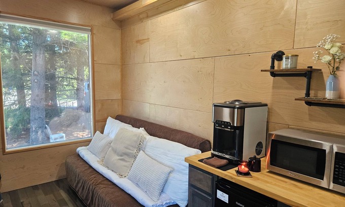 Lake Villa Cabin | Tiny Home Retreat with hot tub
