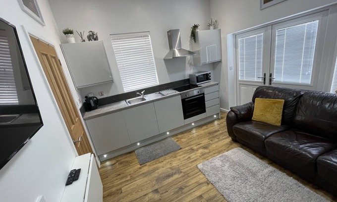 Caldicot Apartment | Tiny Home.Super fast wi-fi.Parking.Work from home.10min M48/49 Bridges.Cosy area