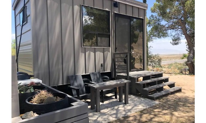 Lone Pine House | "TINY" HOME w/expansive views of the Sierras NOW W/WIFI!