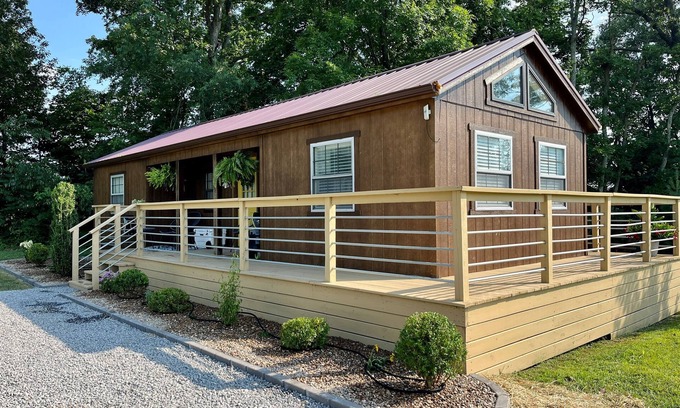 Marion Cabin | Tiny House Cabin near Lake Egypt, Hiking, Wineries
