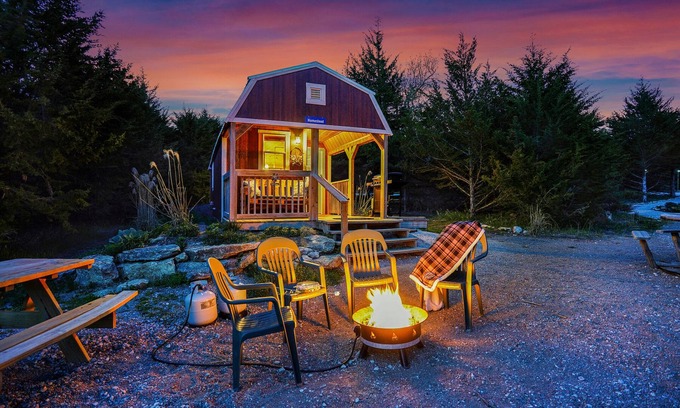 Ashland Cabin | Tiny House Cabin with Loft. 2 Queen Beds with Child Sleeper. Pet Friendly!