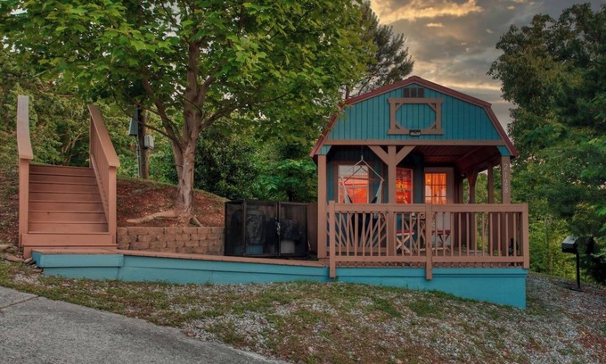 Gatlinburg - Pigeon Forge Cottage | Tiny house experience! Re-discover Life, Love, Self and Peace