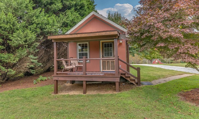 Hendersonville Cabin | TINY HOUSE IN MEADOW SETTING/HENDERSONVILLE/APPLE ORCHARD & WINERY AREA