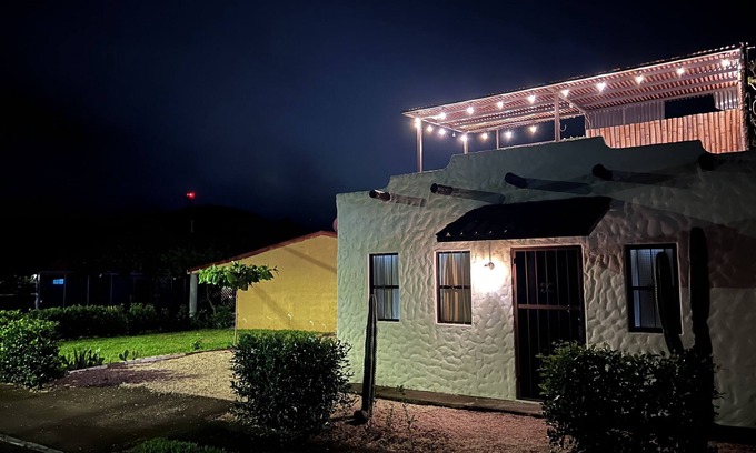 Santa Barbara House | Tiny house in quiet town, in the middle of many beaches, volcanos, water falls.