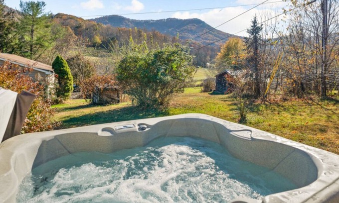 Candler House | Tiny House w/Mountain View’s & Hot Tub