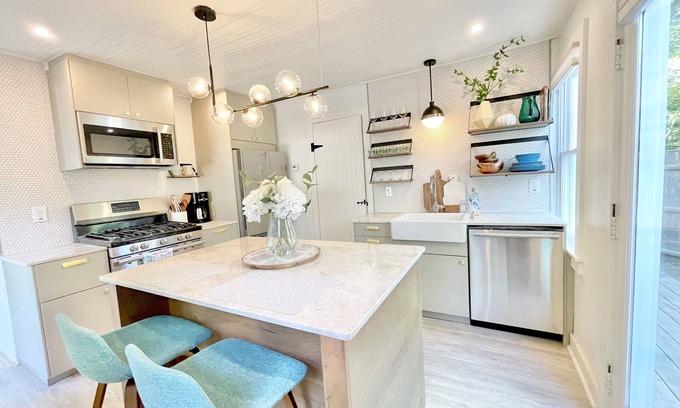 Yarmouth Port Cottage | 🔥Tiny House★ Walk to Village & Pond beach★ Firepit★ Gas Fireplace ★ Small Pet OK