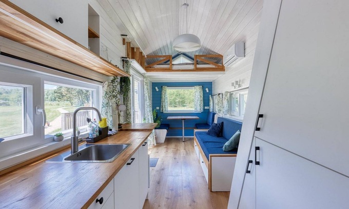 Zeewolde House | Tiny house with a maximum of 6 sleeping spots in the color blue.
