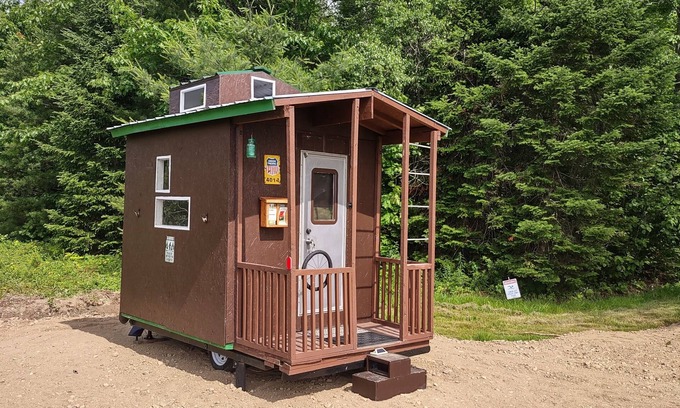 Lincoln Cabin | Tiny Tiny Caboose Cabin Replica