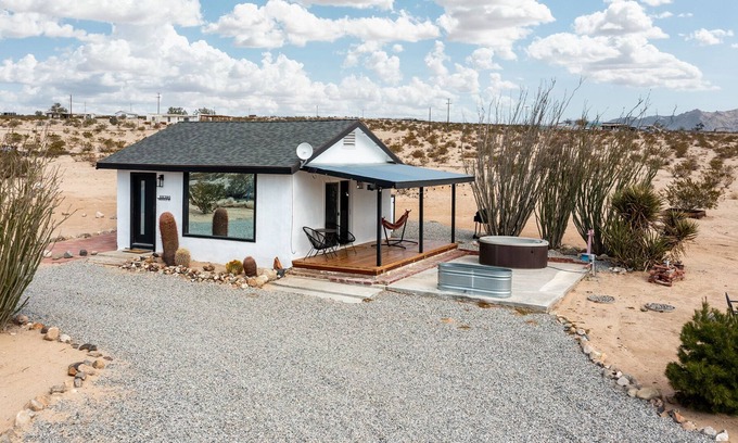 Twentynine Palms House | TinyHomeRetreat : HotTub, ColdPlunge w Scenic Road