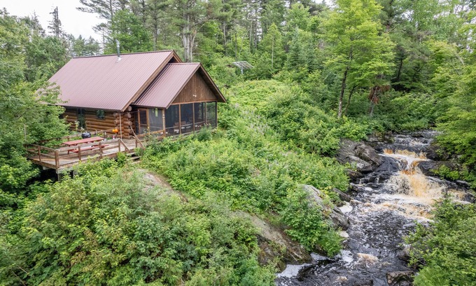 Covington Cabin | Tioga Falls Cabin: The Ultimate Fall Getaway – Waterfalls & Vibrant Leaves!