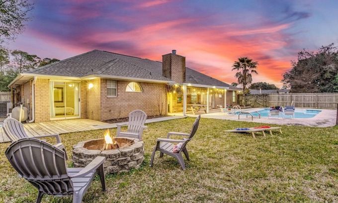 Gulf Breeze House | Tipsy Tiki Escape: Pool, Games & close to beach!