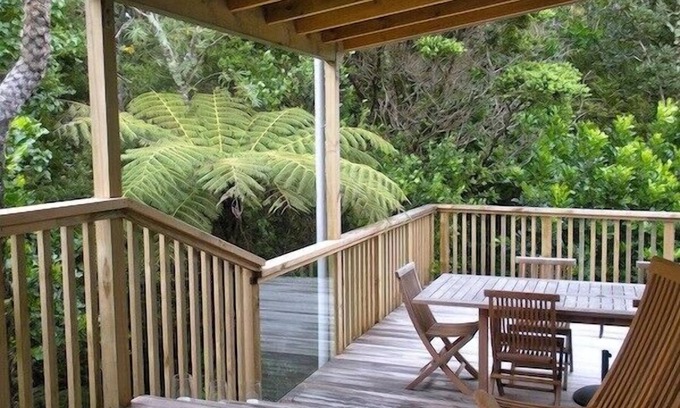 Leigh Cottage | Tiromoana - Mathesons Bay Holiday Home