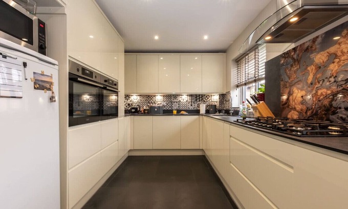 Fareham House | Titchfield House - A beautiful 3 bedroom house with free parking. And dog friendly!