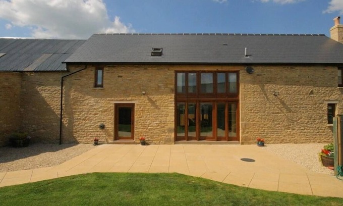 Chipping Norton Cottage | TITHE BARN, LYNEHAM, pet friendly, with open fire in Burford