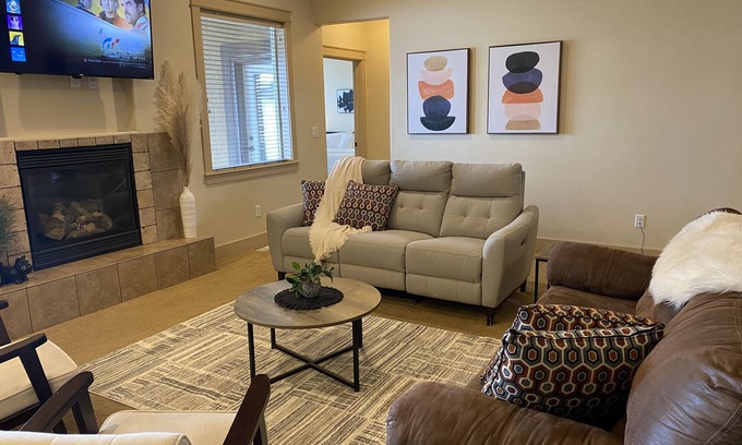 Twin Falls House | TJ Rancher home, private yard, king beds, 2.5 bath