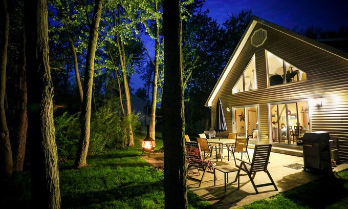 Miami Park Cottage | TLC By the Lake-Cozy, wooded cottage 4 miles N of SoHa 3BR 2B w/open loft area