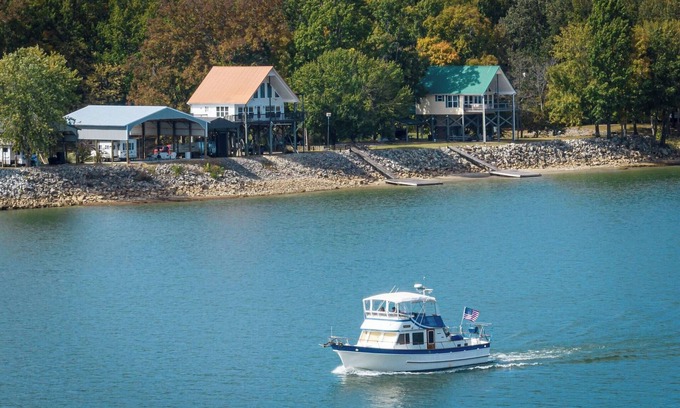 Decaturville House | TN River house, private dock, sleeps 6, located near 2 marinas & a golf course.