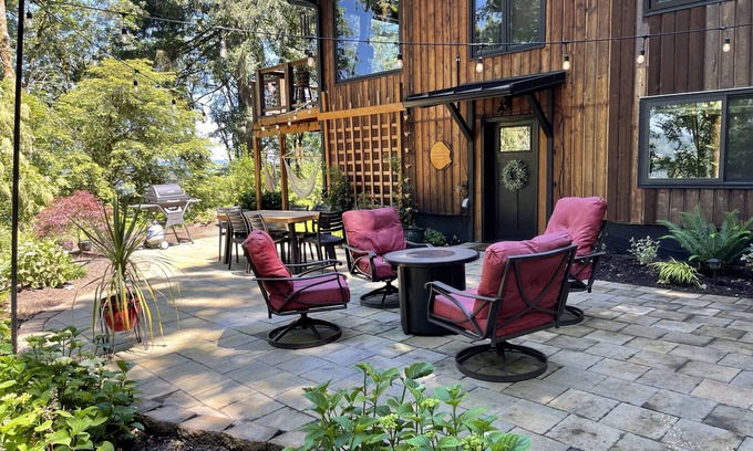 McLoughlin House | tnCozy Forest Hideaway –time to book for Fall and winter months.ntn