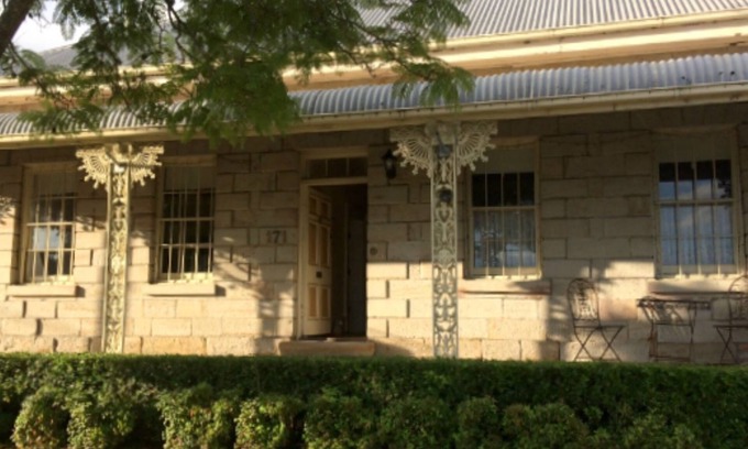 Morpeth Cottage | tnSurgeon`s Cottage Morpeth