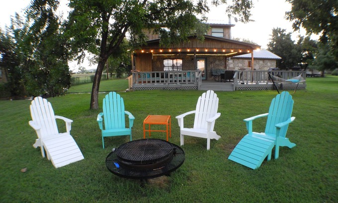 Graford House | Toad Hollow Lake House - 13 minutes from Rocker B Ranch!