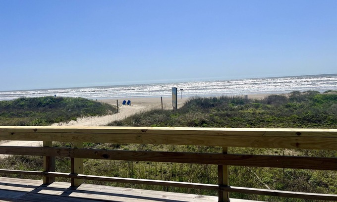 Freeport House | Toes In The Sand Drink In My Hand